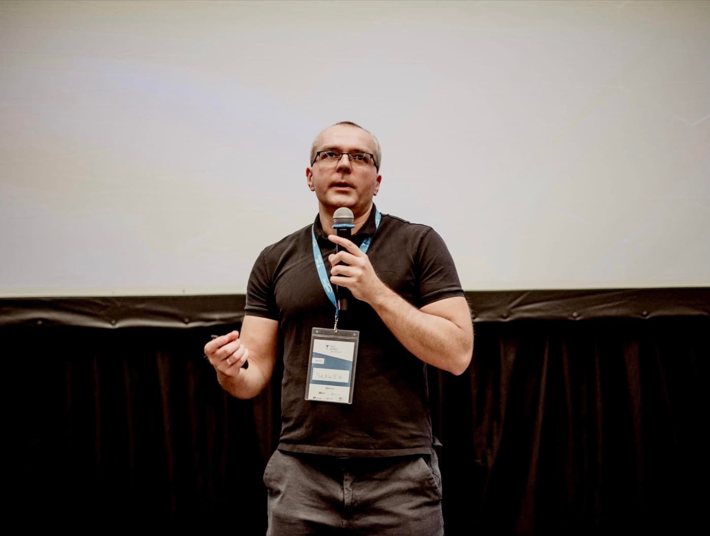 Sławomir Radzymiński presenting on stage